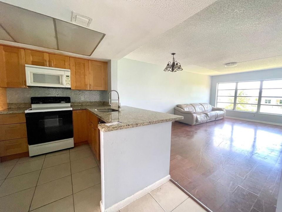 合同活跃: $1,450 (1 贝兹, 1 浴室, 700 平方英尺)