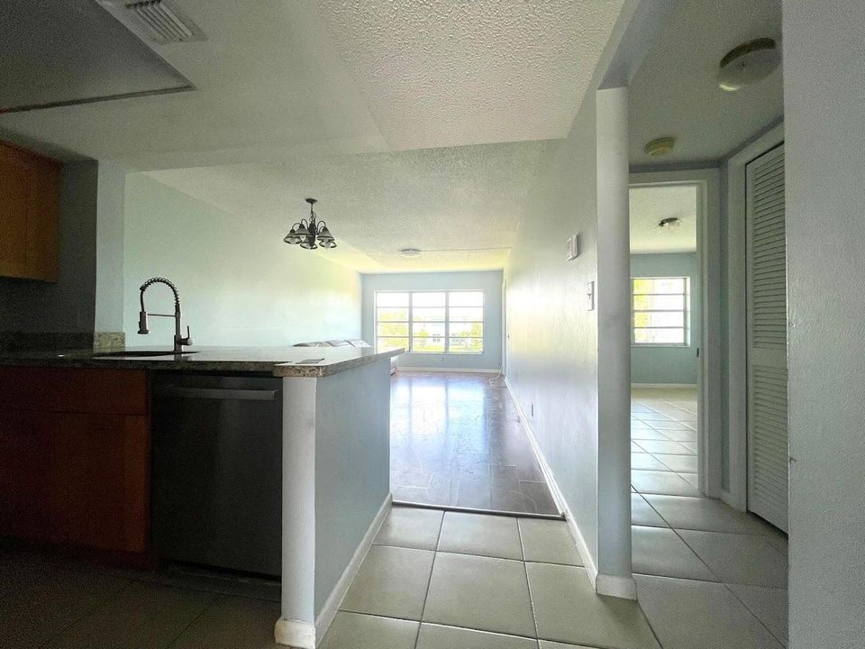 合同活跃: $1,450 (1 贝兹, 1 浴室, 700 平方英尺)