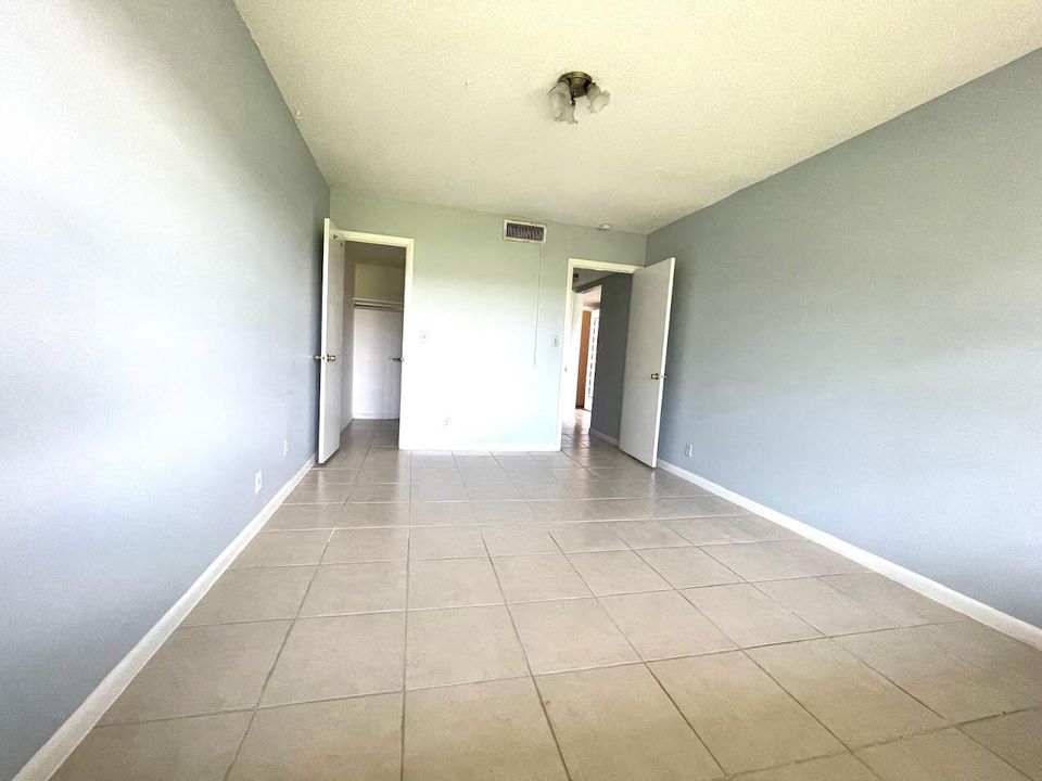 合同活跃: $1,450 (1 贝兹, 1 浴室, 700 平方英尺)