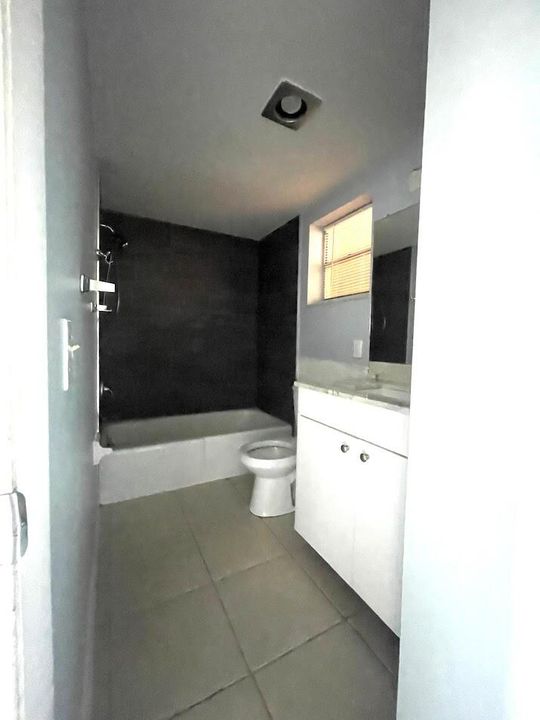 合同活跃: $1,450 (1 贝兹, 1 浴室, 700 平方英尺)