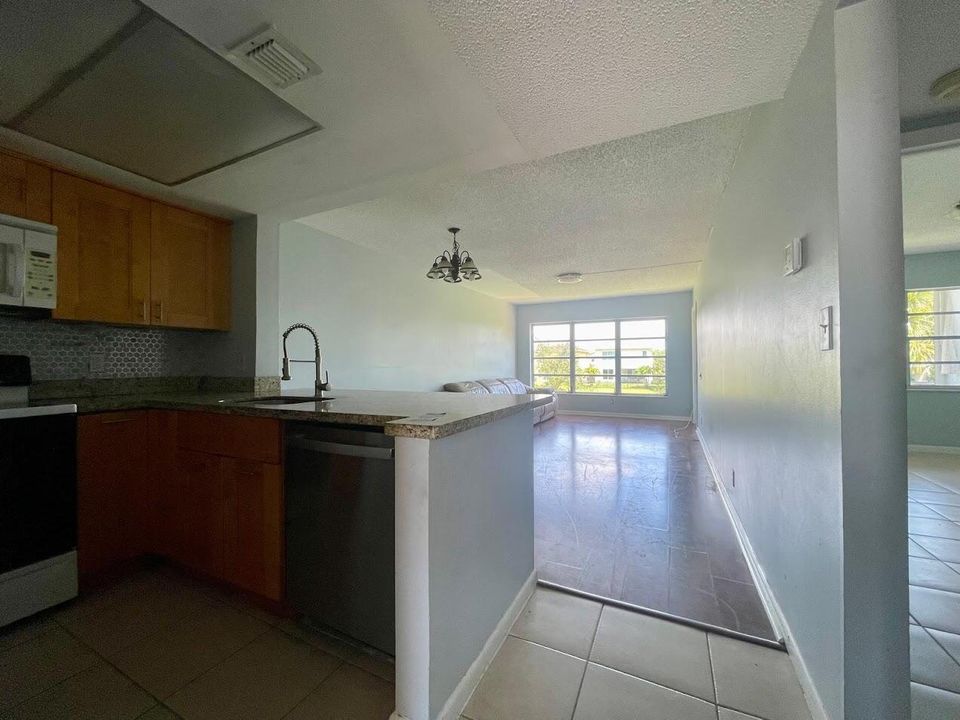 合同活跃: $1,450 (1 贝兹, 1 浴室, 700 平方英尺)