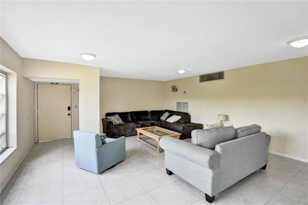 合同活跃: $1,450 (1 贝兹, 1 浴室, 700 平方英尺)