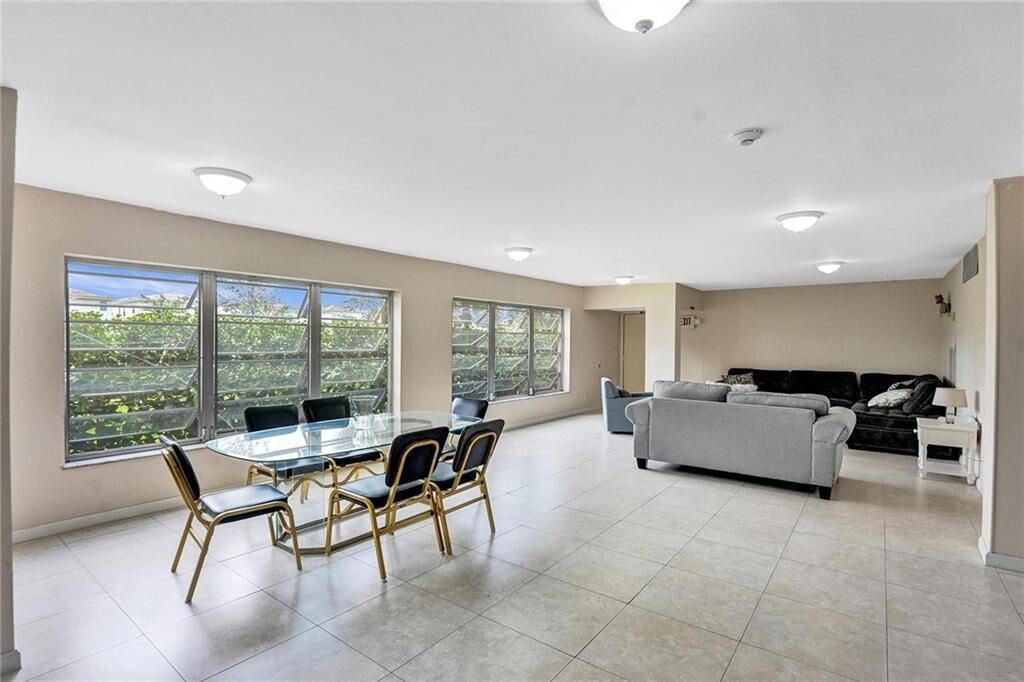 合同活跃: $1,450 (1 贝兹, 1 浴室, 700 平方英尺)