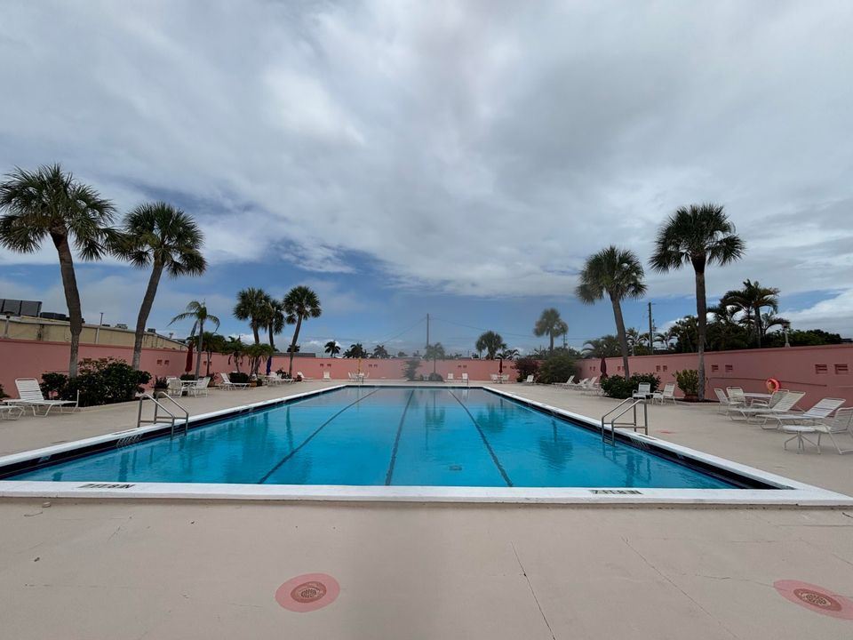 На продажу: $215,000 (2 спален, 2 ванн, 1060 Квадратных фут)