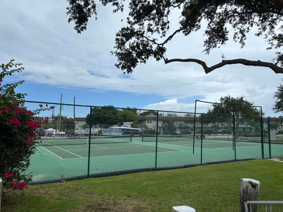 На продажу: $215,000 (2 спален, 2 ванн, 1060 Квадратных фут)