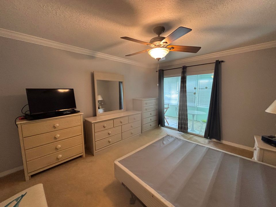 На продажу: $215,000 (2 спален, 2 ванн, 1060 Квадратных фут)