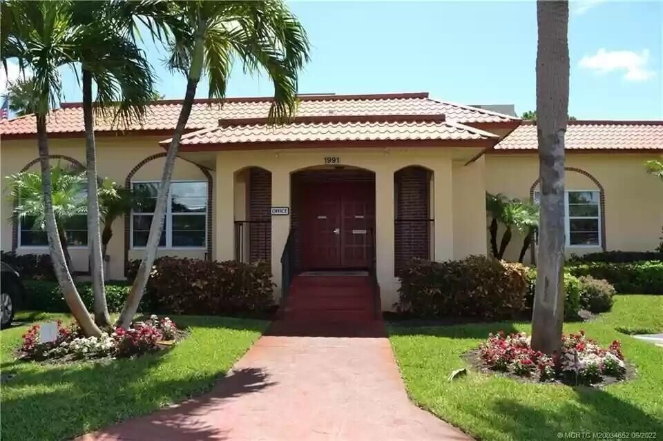 待售: $69,900 (2 贝兹, 1 浴室, 819 平方英尺)