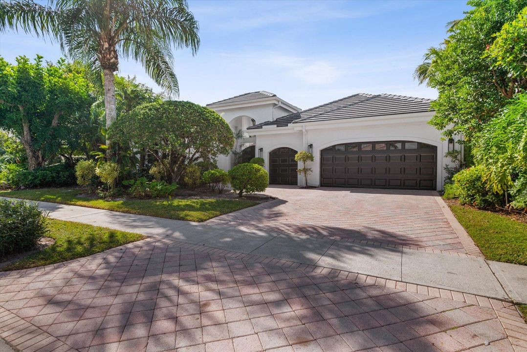 Под контрактом: $17,500 (3 спален, 3 ванн, 3312 Квадратных фут)