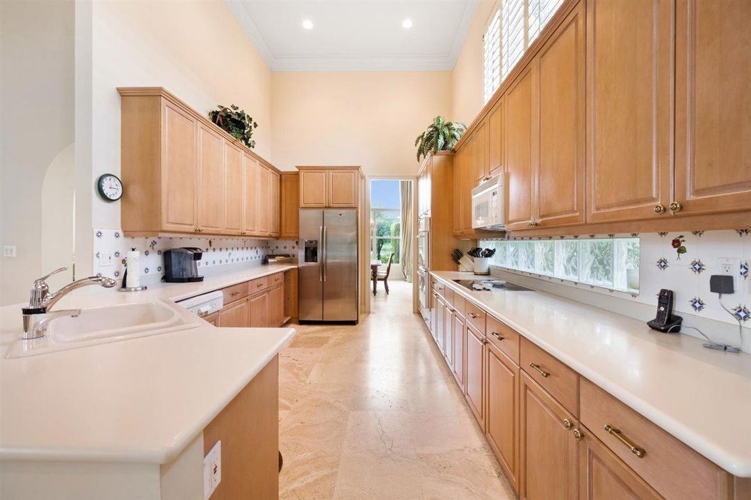 Под контрактом: $17,500 (3 спален, 3 ванн, 3312 Квадратных фут)