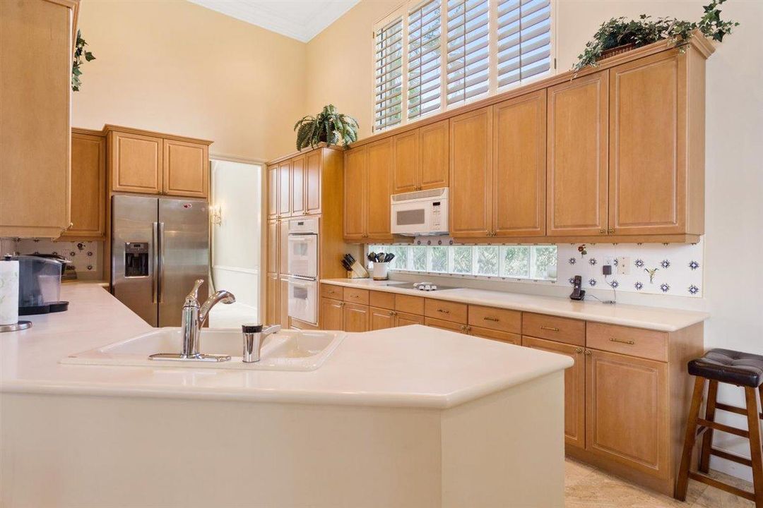 Под контрактом: $17,500 (3 спален, 3 ванн, 3312 Квадратных фут)