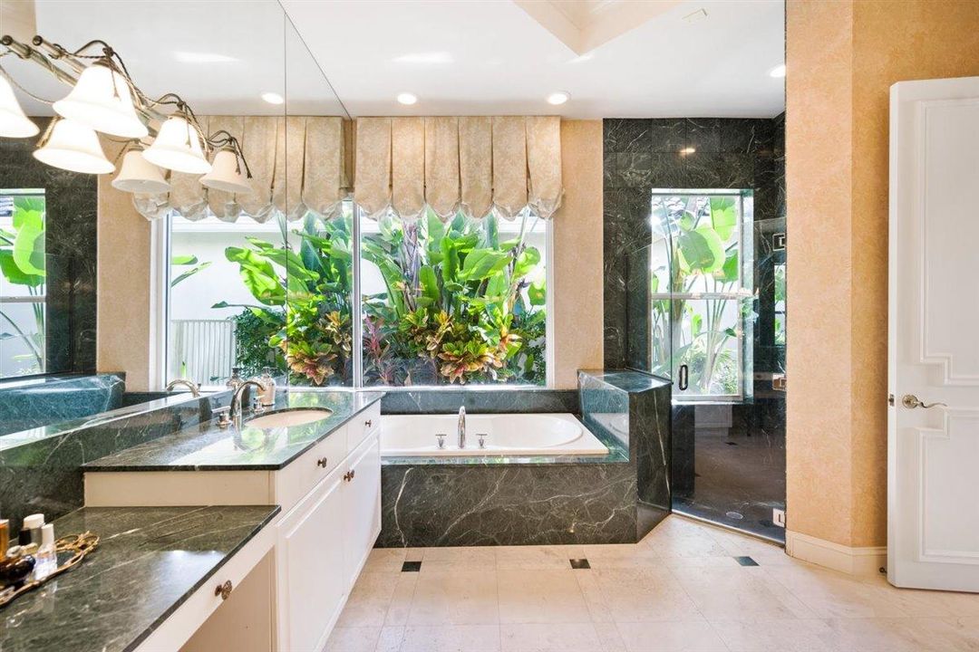 Под контрактом: $17,500 (3 спален, 3 ванн, 3312 Квадратных фут)