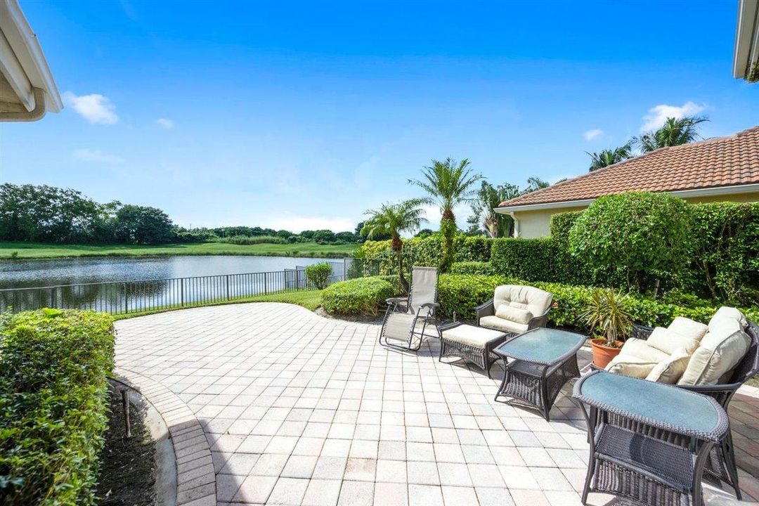 Под контрактом: $17,500 (3 спален, 3 ванн, 3312 Квадратных фут)