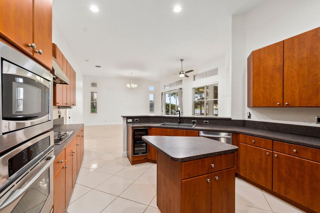 待售: $525,000 (4 贝兹, 3 浴室, 2943 平方英尺)