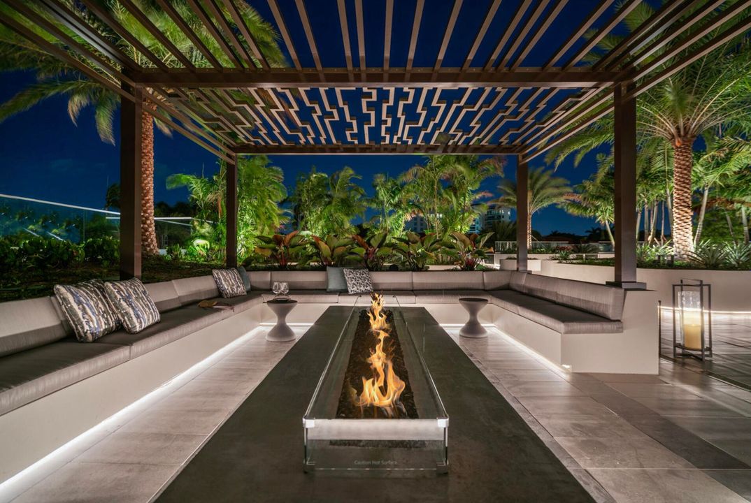 合同活跃: $2,650,000 (2 贝兹, 2 浴室, 2169 平方英尺)