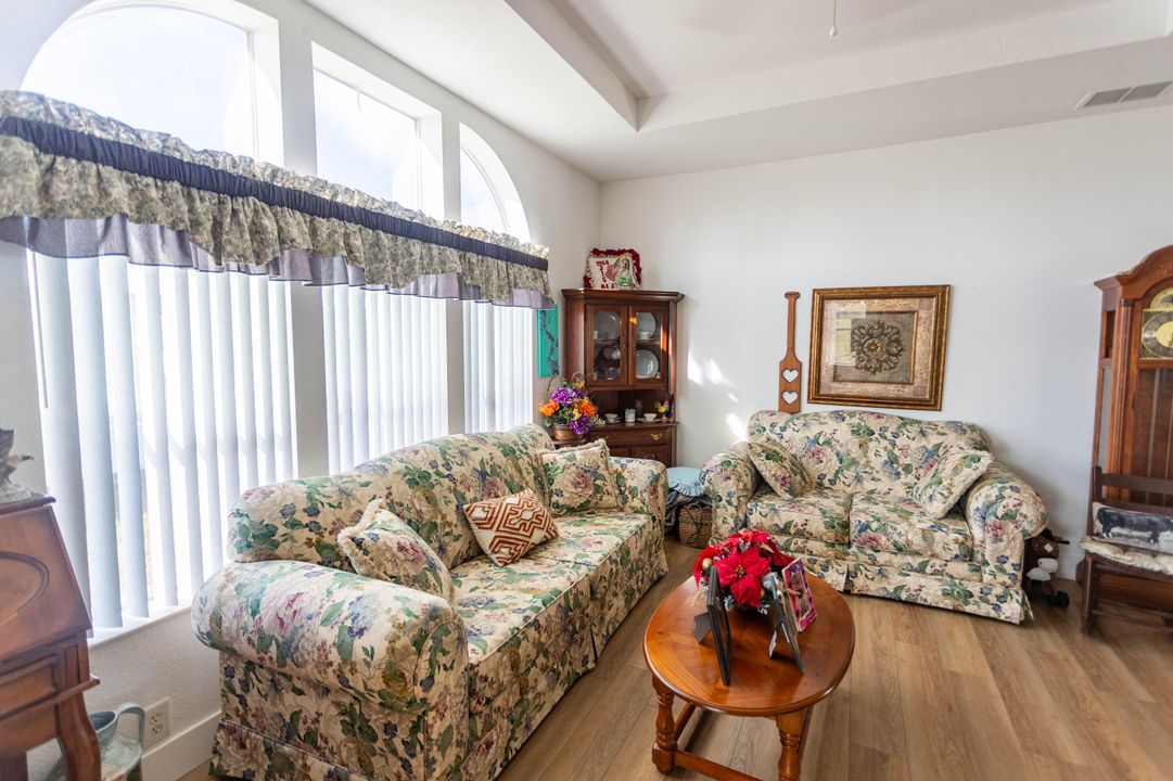 待售: $172,900 (2 贝兹, 2 浴室, 1286 平方英尺)