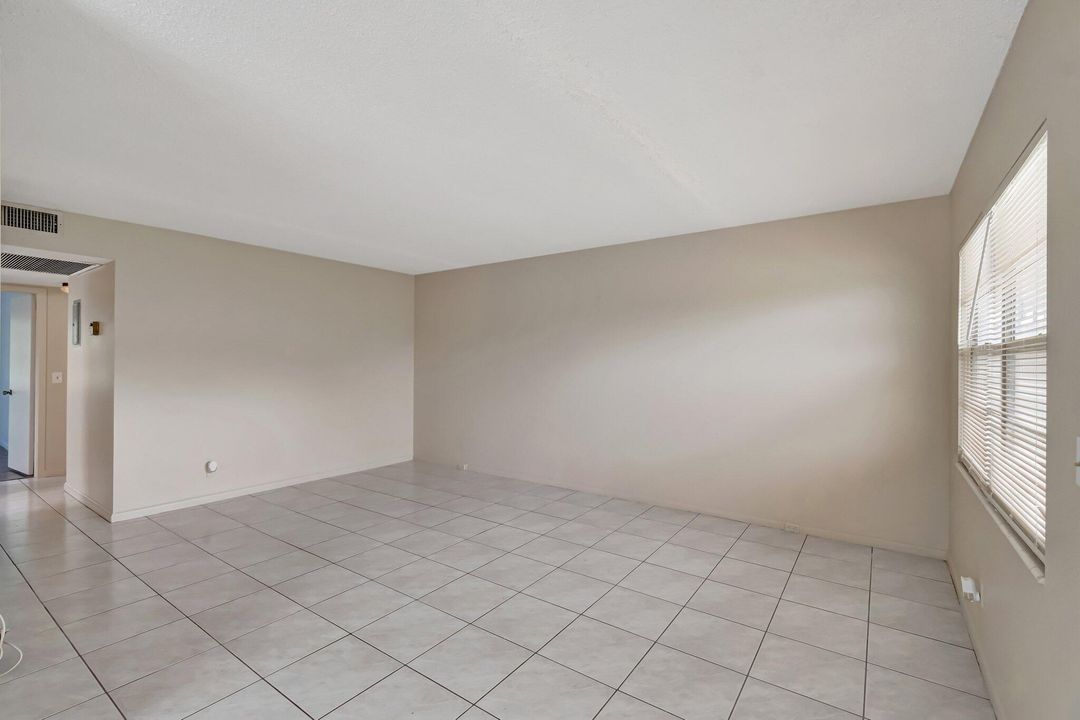 待售: $94,900 (2 贝兹, 1 浴室, 819 平方英尺)