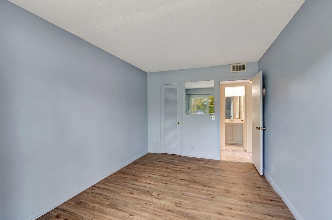 待售: $94,900 (2 贝兹, 1 浴室, 819 平方英尺)