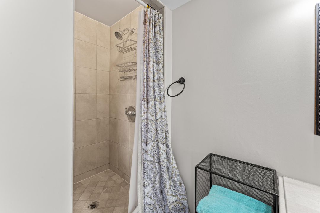 合同活跃: $5,200 (2 贝兹, 2 浴室, 802 平方英尺)