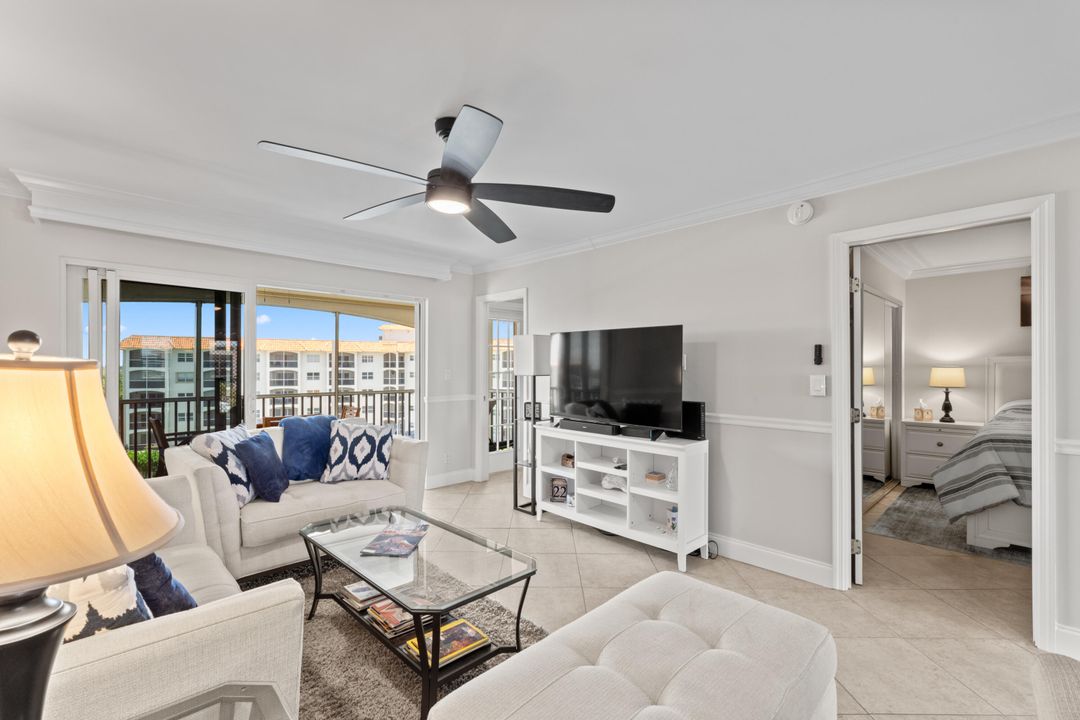 合同活跃: $5,200 (2 贝兹, 2 浴室, 802 平方英尺)