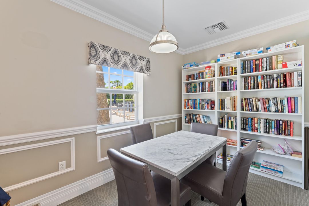 合同活跃: $5,200 (2 贝兹, 2 浴室, 802 平方英尺)