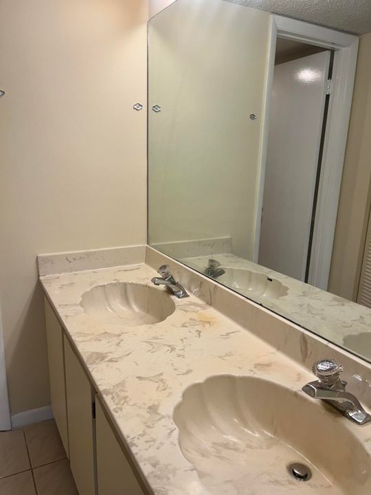 For Sale: $143,000 (2 beds, 2 baths, 1360 Square Feet)