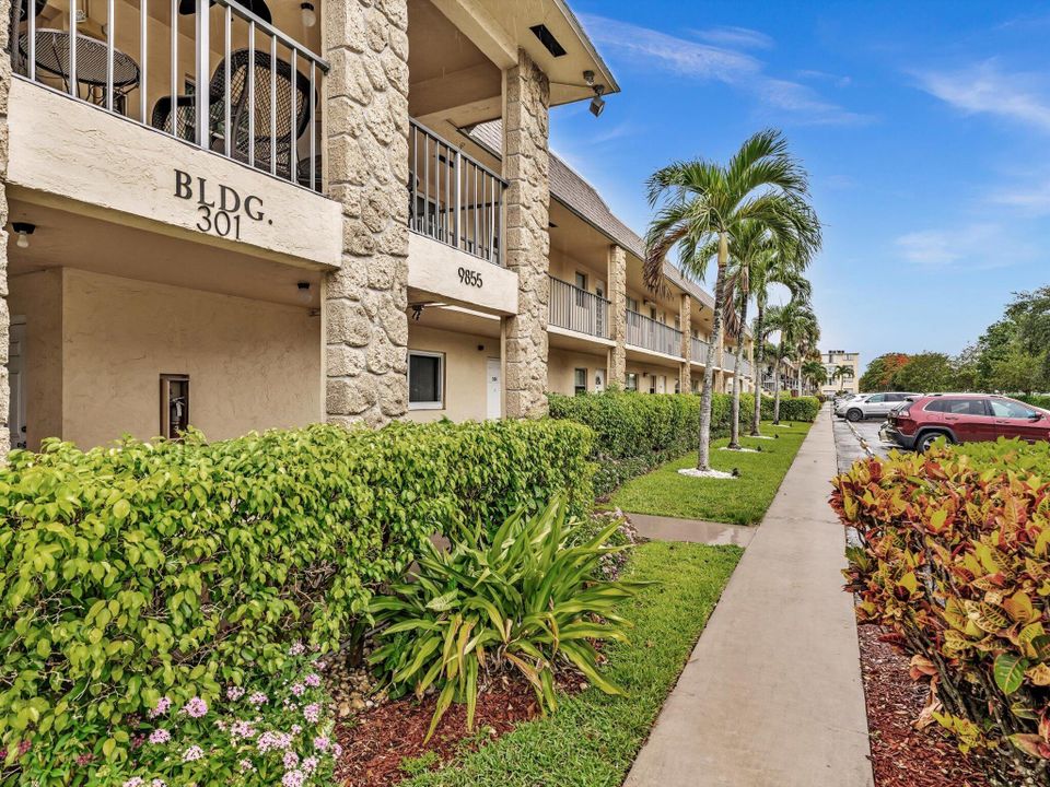 合同活跃: $210,000 (2 贝兹, 2 浴室, 899 平方英尺)