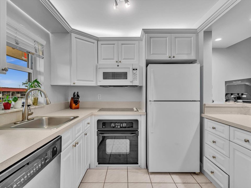 合同活跃: $210,000 (2 贝兹, 2 浴室, 899 平方英尺)