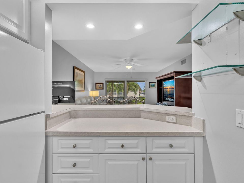 合同活跃: $210,000 (2 贝兹, 2 浴室, 899 平方英尺)