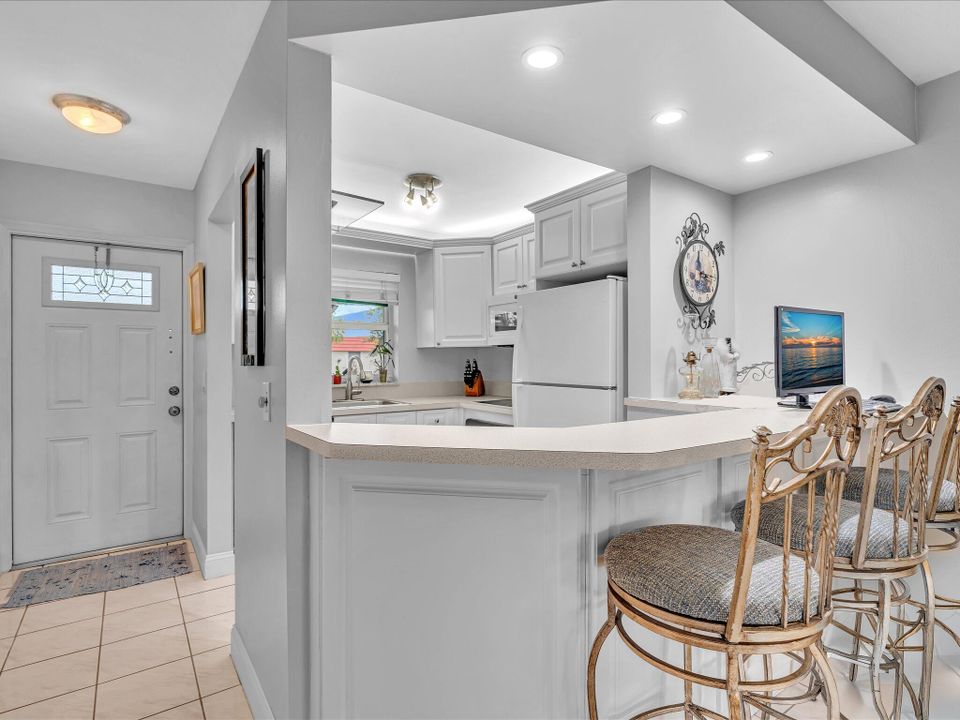 合同活跃: $210,000 (2 贝兹, 2 浴室, 899 平方英尺)