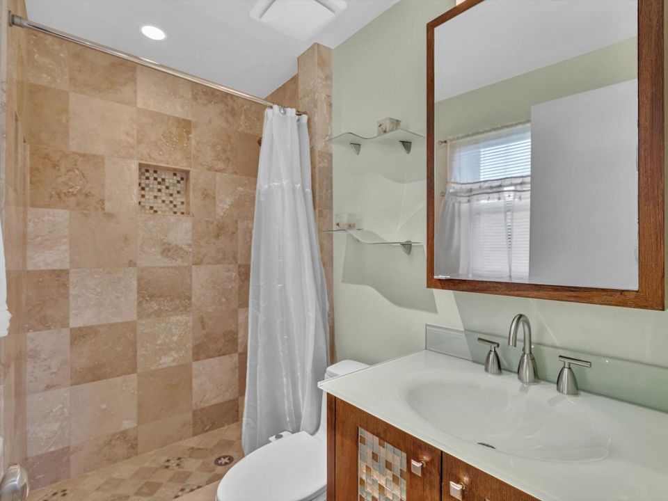 合同活跃: $210,000 (2 贝兹, 2 浴室, 899 平方英尺)