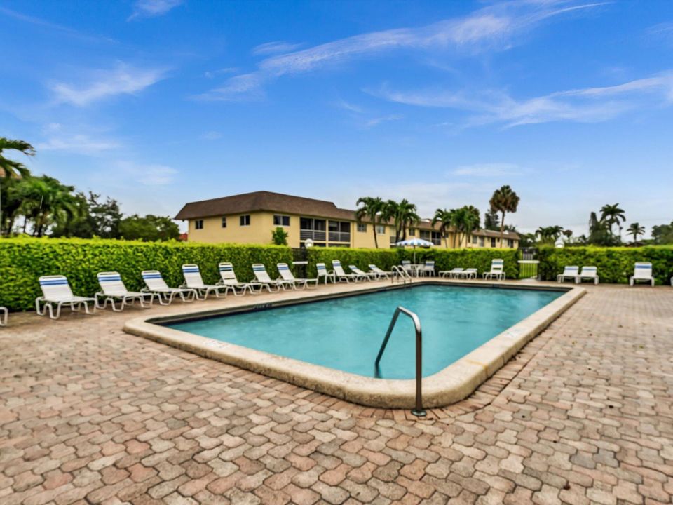 合同活跃: $210,000 (2 贝兹, 2 浴室, 899 平方英尺)