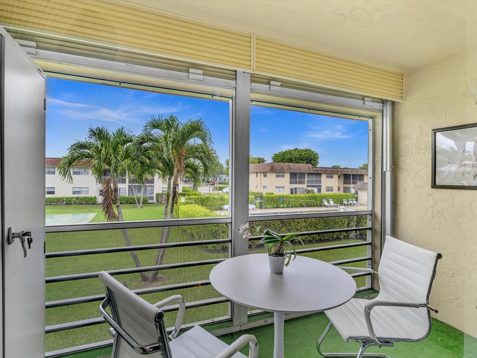 合同活跃: $210,000 (2 贝兹, 2 浴室, 899 平方英尺)