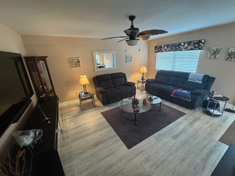 Active With Contract: $83,700 (2 beds, 2 baths, 880 Square Feet)