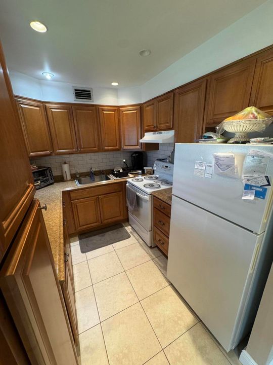 Active With Contract: $83,700 (2 beds, 2 baths, 880 Square Feet)