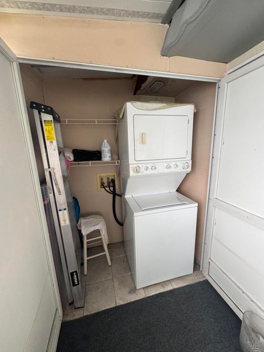 Active With Contract: $83,700 (2 beds, 2 baths, 880 Square Feet)