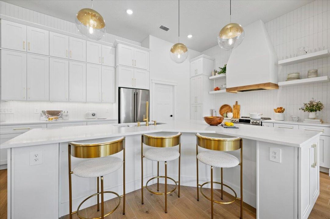 Activo con contrato: $899,900 (5 camas, 3 baños, 2338 Pies cuadrados)