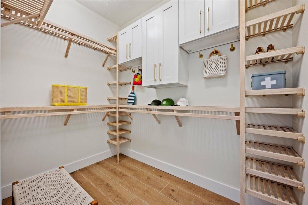 Activo con contrato: $899,900 (5 camas, 3 baños, 2338 Pies cuadrados)