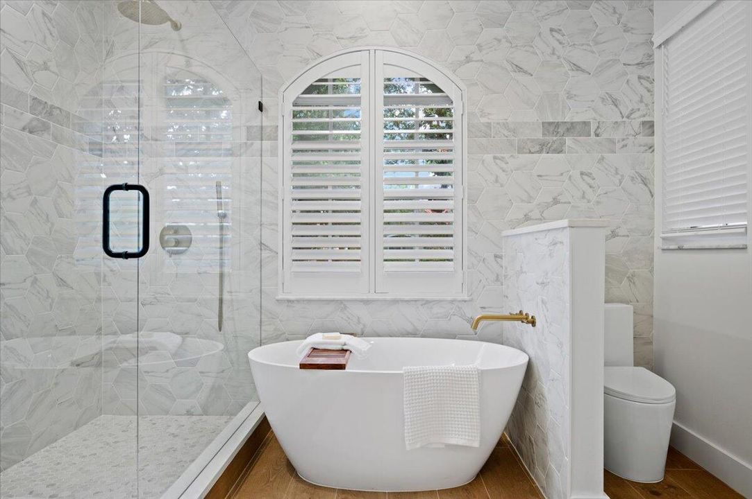 Activo con contrato: $899,900 (5 camas, 3 baños, 2338 Pies cuadrados)