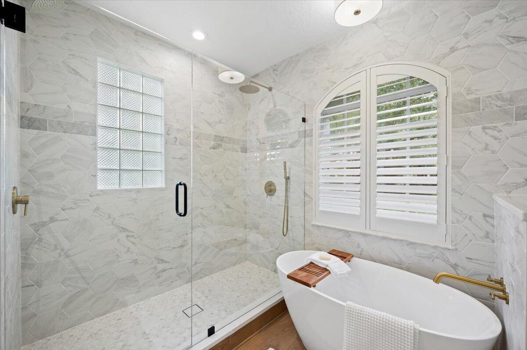 Activo con contrato: $899,900 (5 camas, 3 baños, 2338 Pies cuadrados)