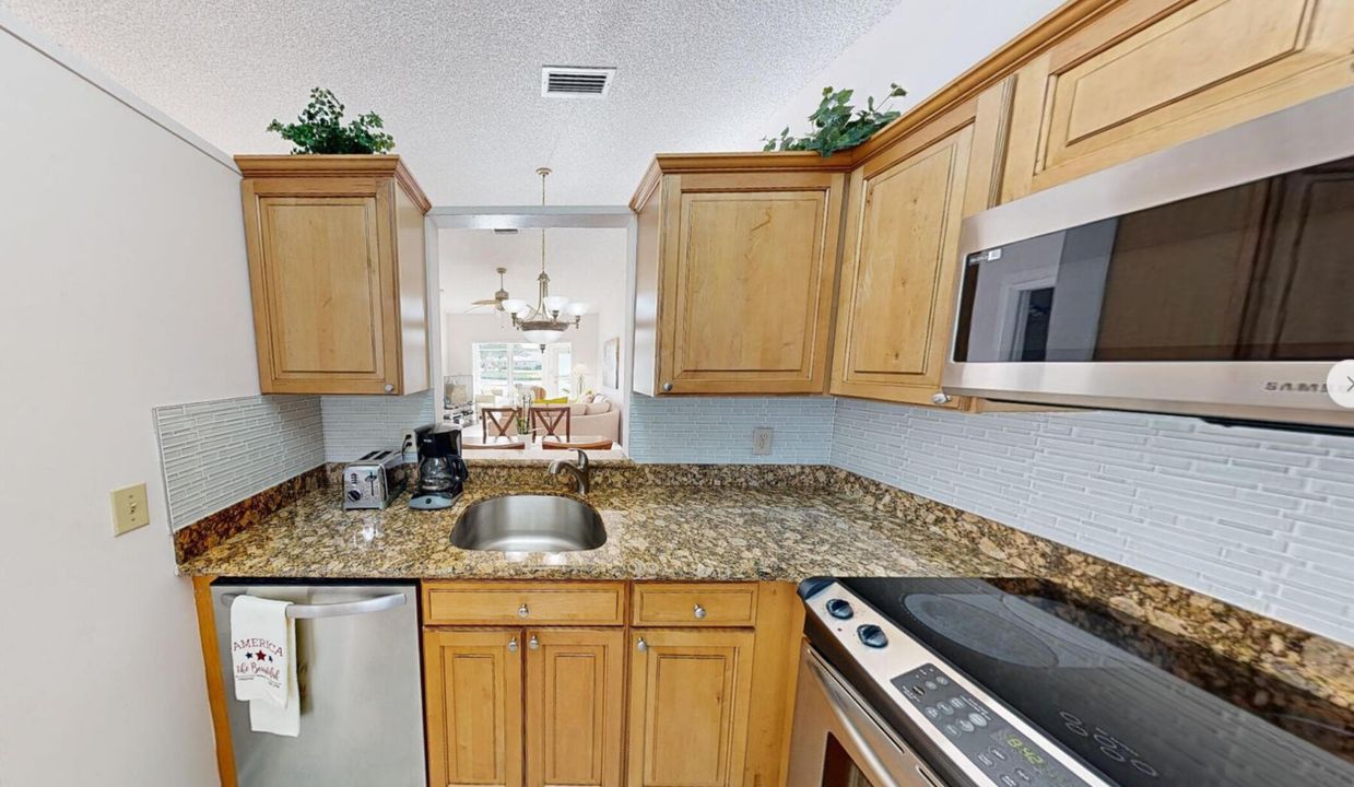 合同活跃: $2,550 (2 贝兹, 2 浴室, 863 平方英尺)