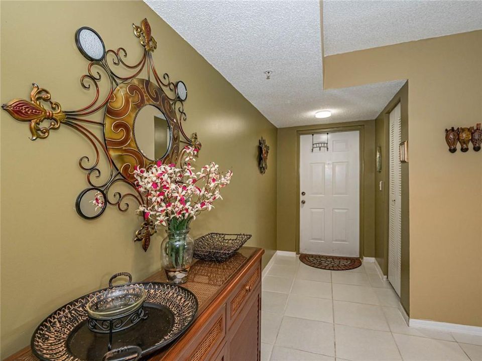 На продажу: $220,000 (2 спален, 2 ванн, 1140 Квадратных фут)