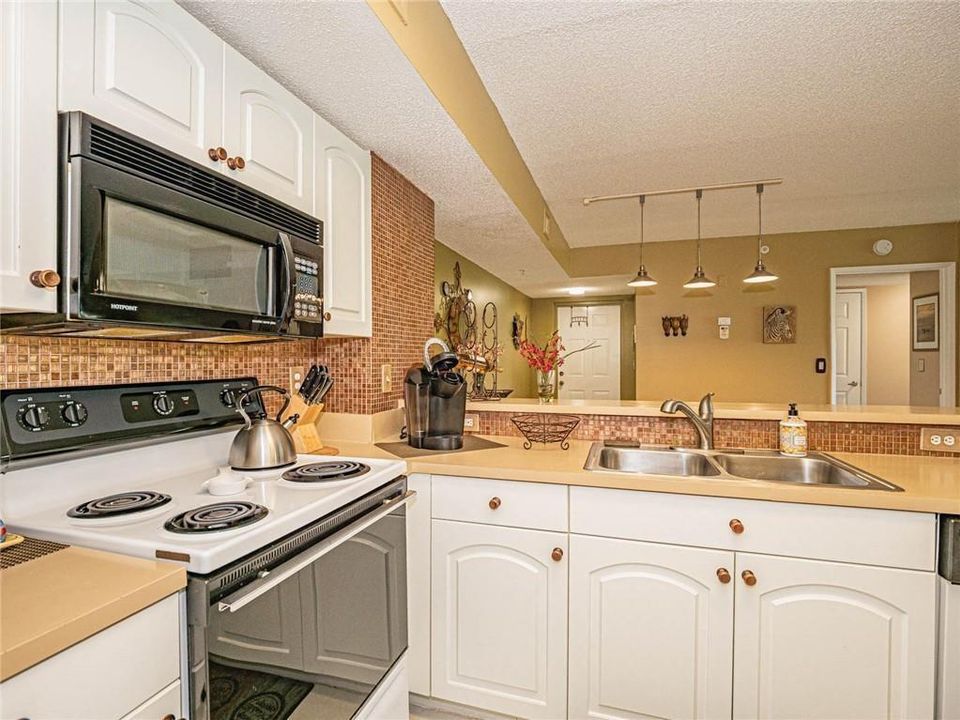 На продажу: $220,000 (2 спален, 2 ванн, 1140 Квадратных фут)