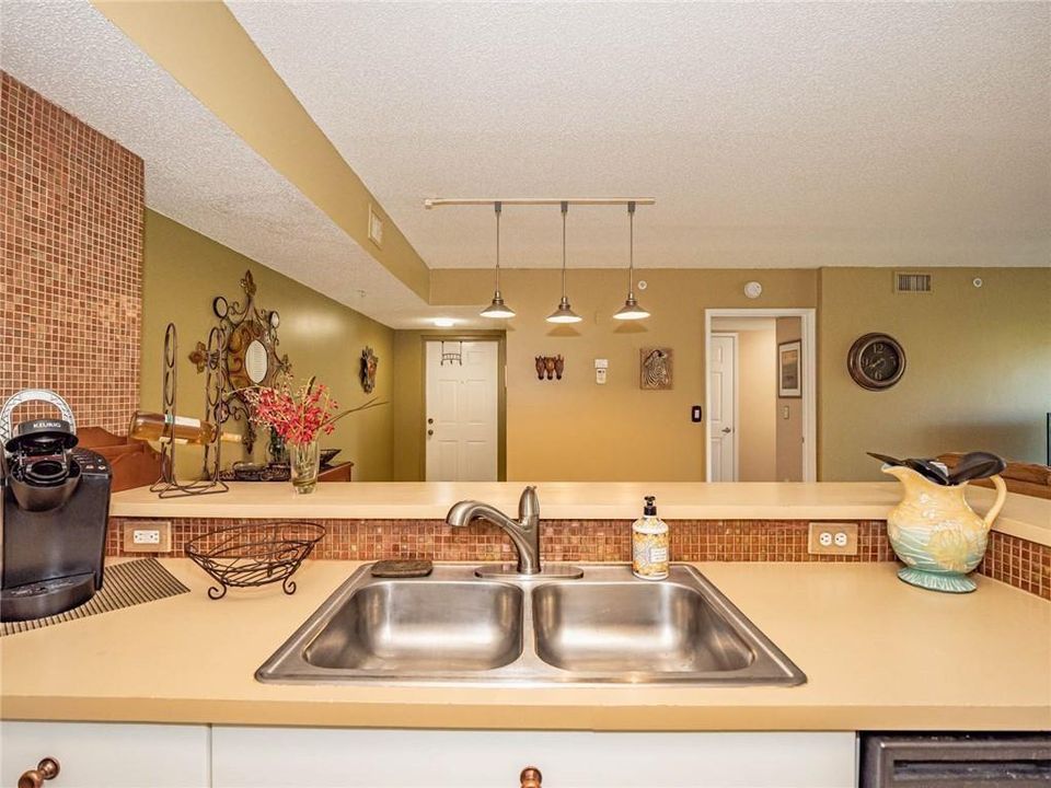 На продажу: $220,000 (2 спален, 2 ванн, 1140 Квадратных фут)