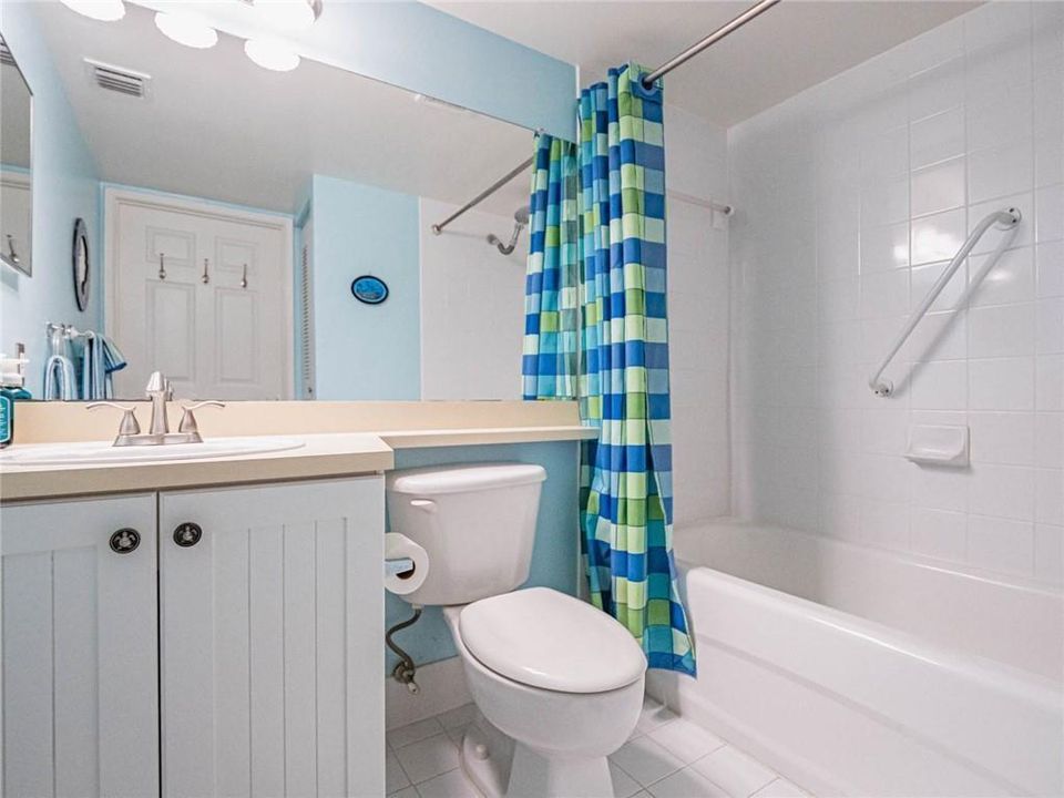 На продажу: $220,000 (2 спален, 2 ванн, 1140 Квадратных фут)