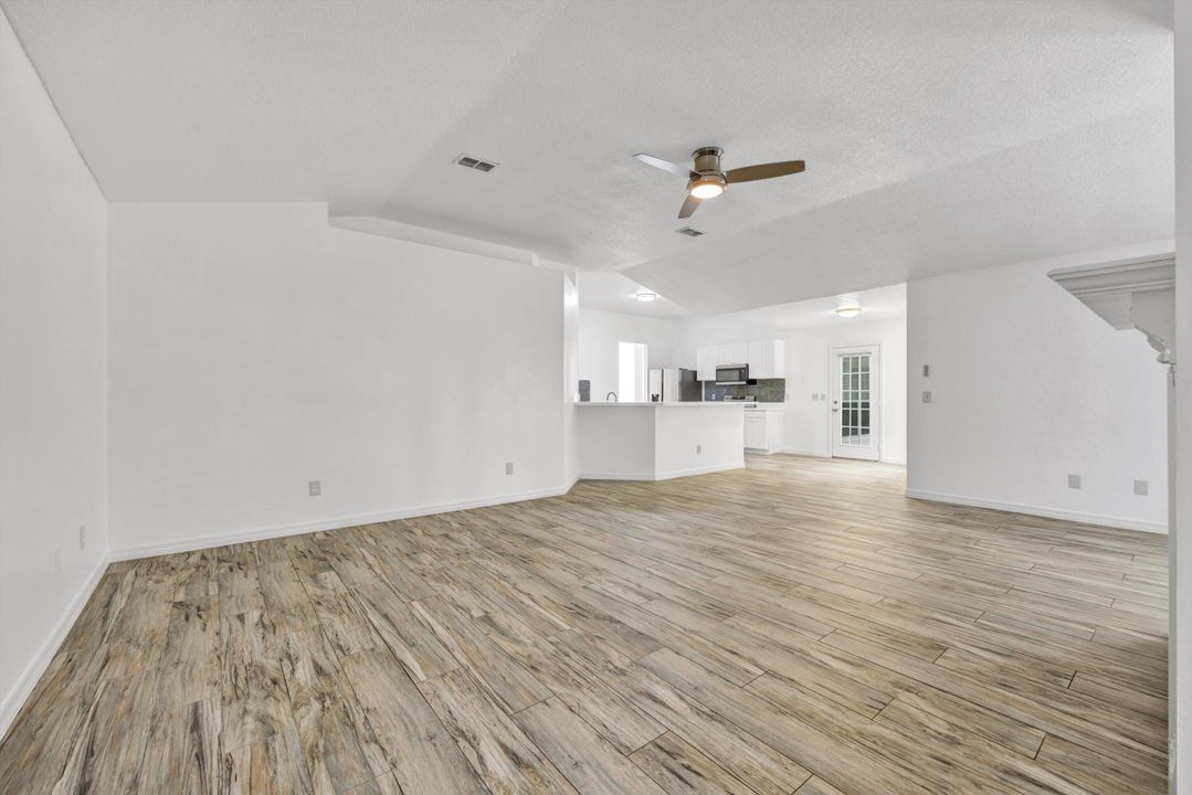 待售: $410,000 (4 贝兹, 3 浴室, 3062 平方英尺)