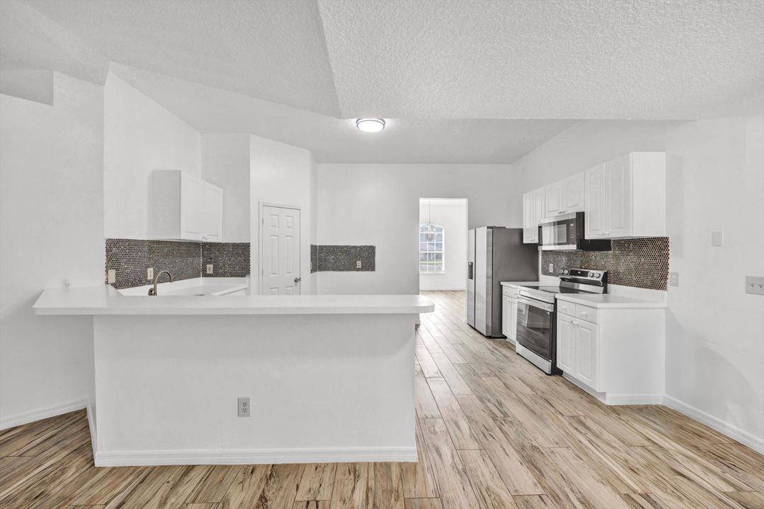 待售: $410,000 (4 贝兹, 3 浴室, 3062 平方英尺)