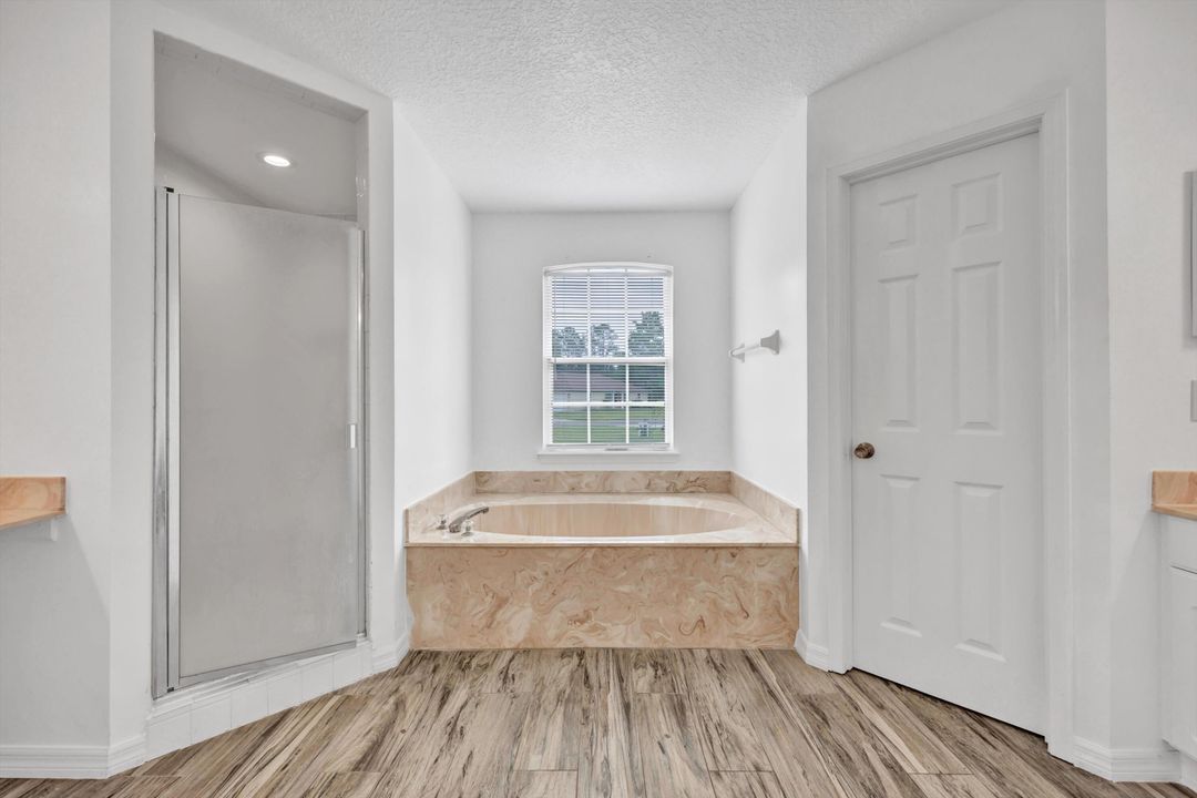 待售: $410,000 (4 贝兹, 3 浴室, 3062 平方英尺)