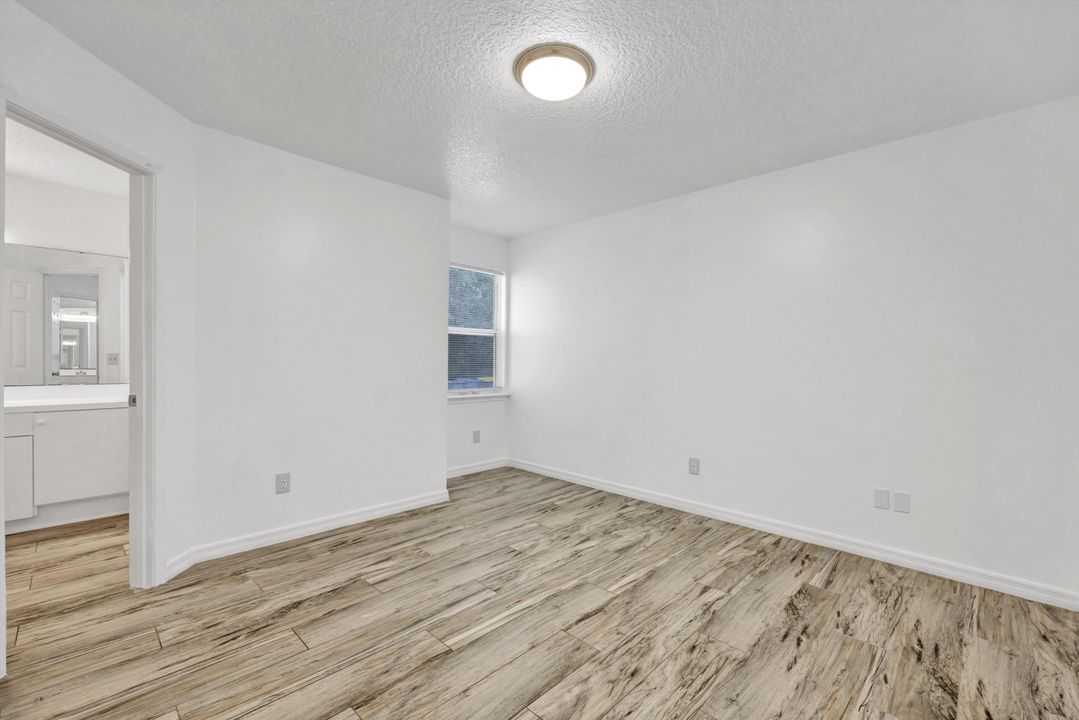 待售: $410,000 (4 贝兹, 3 浴室, 3062 平方英尺)