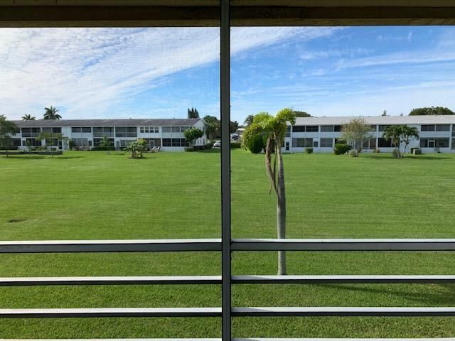 For Sale: $59,999 (1 beds, 1 baths, 702 Square Feet)