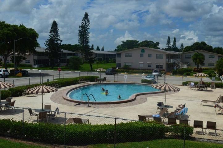 For Sale: $59,999 (1 beds, 1 baths, 702 Square Feet)